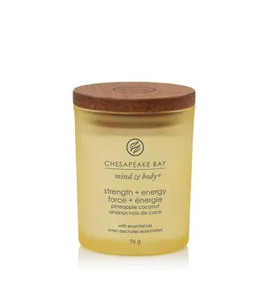 Chesapeake Bay Strength + Energy Pineapple Coconut świeca zapachowa 96 g