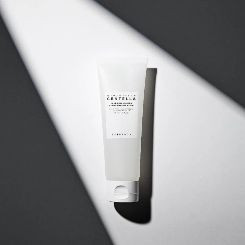 Madagascar Centella Tone Brightening Cleansing Gel Foam pieniący się żel oczyszczający do rozświetlenia i nawilżenia 125 ml
