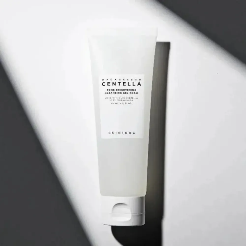 Madagascar Centella Tone Brightening Cleansing Gel Foam pieniący się żel oczyszczający do rozświetlenia i nawilżenia 125 ml