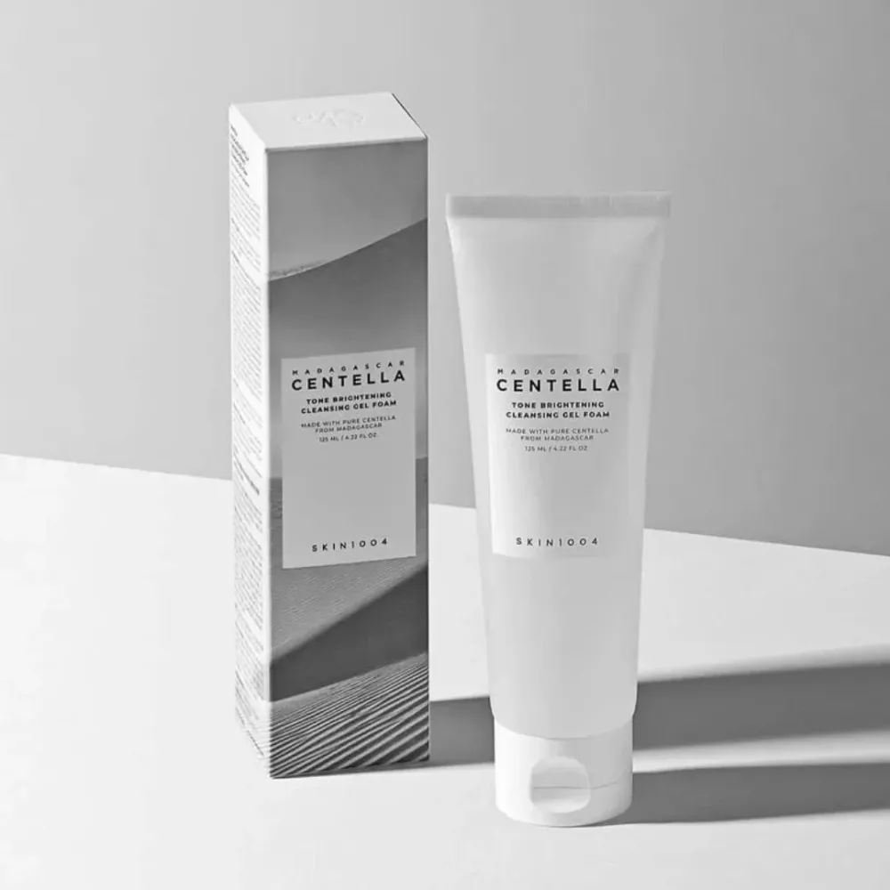 Madagascar Centella Tone Brightening Cleansing Gel Foam pieniący się żel oczyszczający do rozświetlenia i nawilżenia 125 ml