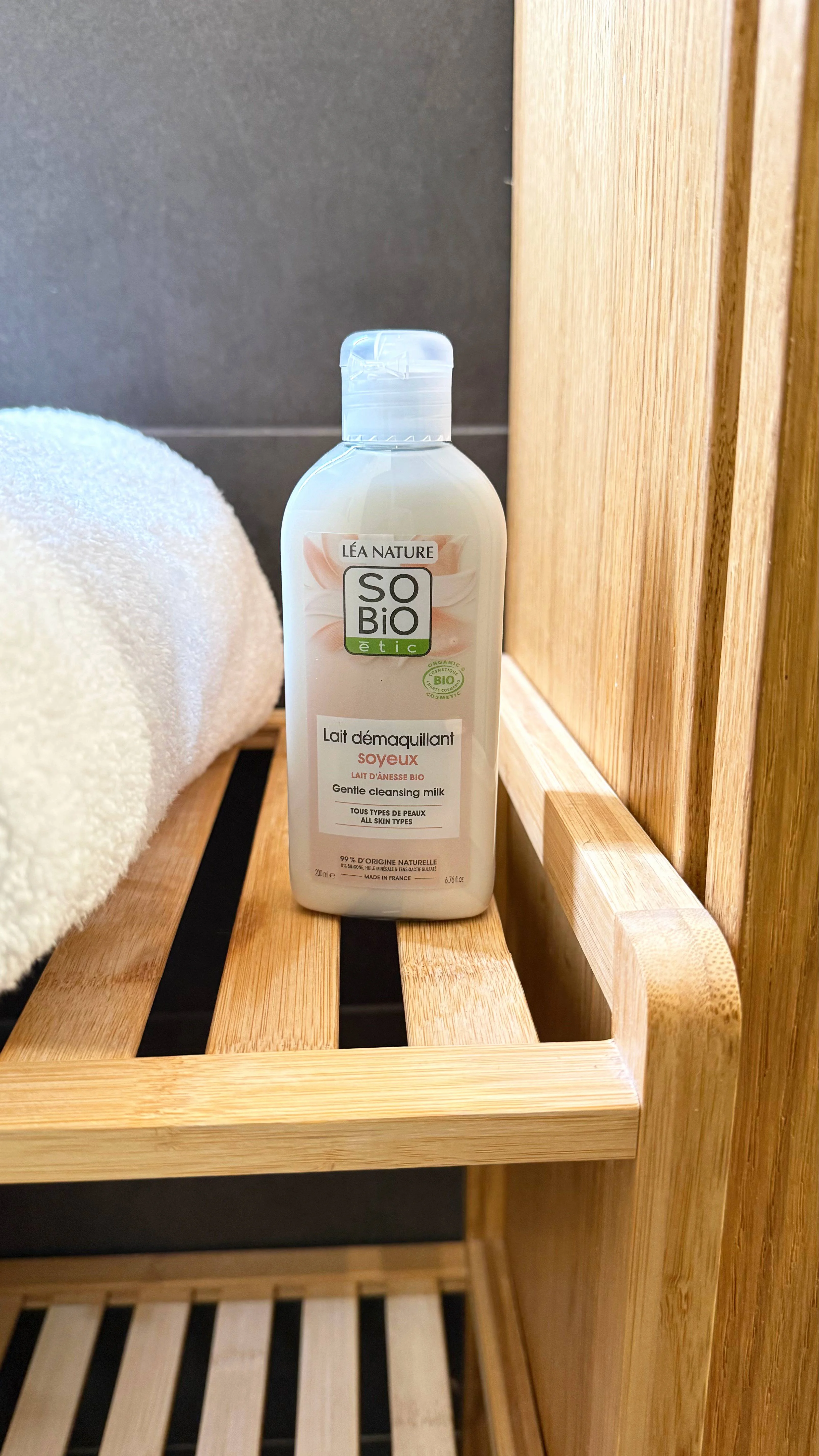 SO’BiO étic Mleczko do demakijażu z organicznym mlekiem oślim BIO (200 ml) - delikatnie usuwa makijaż i zanieczyszczenia