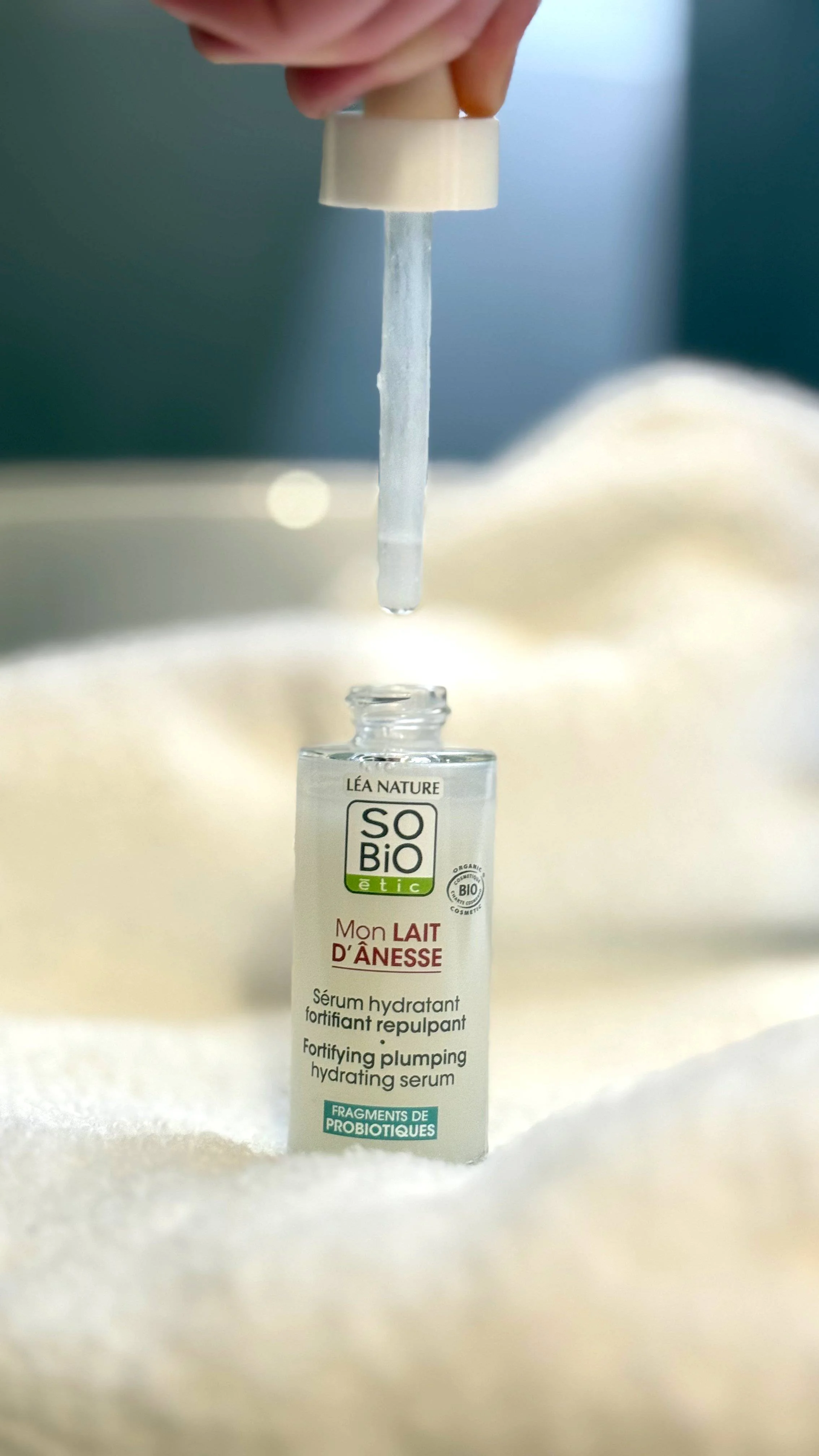 SO’BiO étic Wzmacniające serum nawilżające z ekologicznym mlekiem oślim (30 ml) - z kwasem hialuronowym