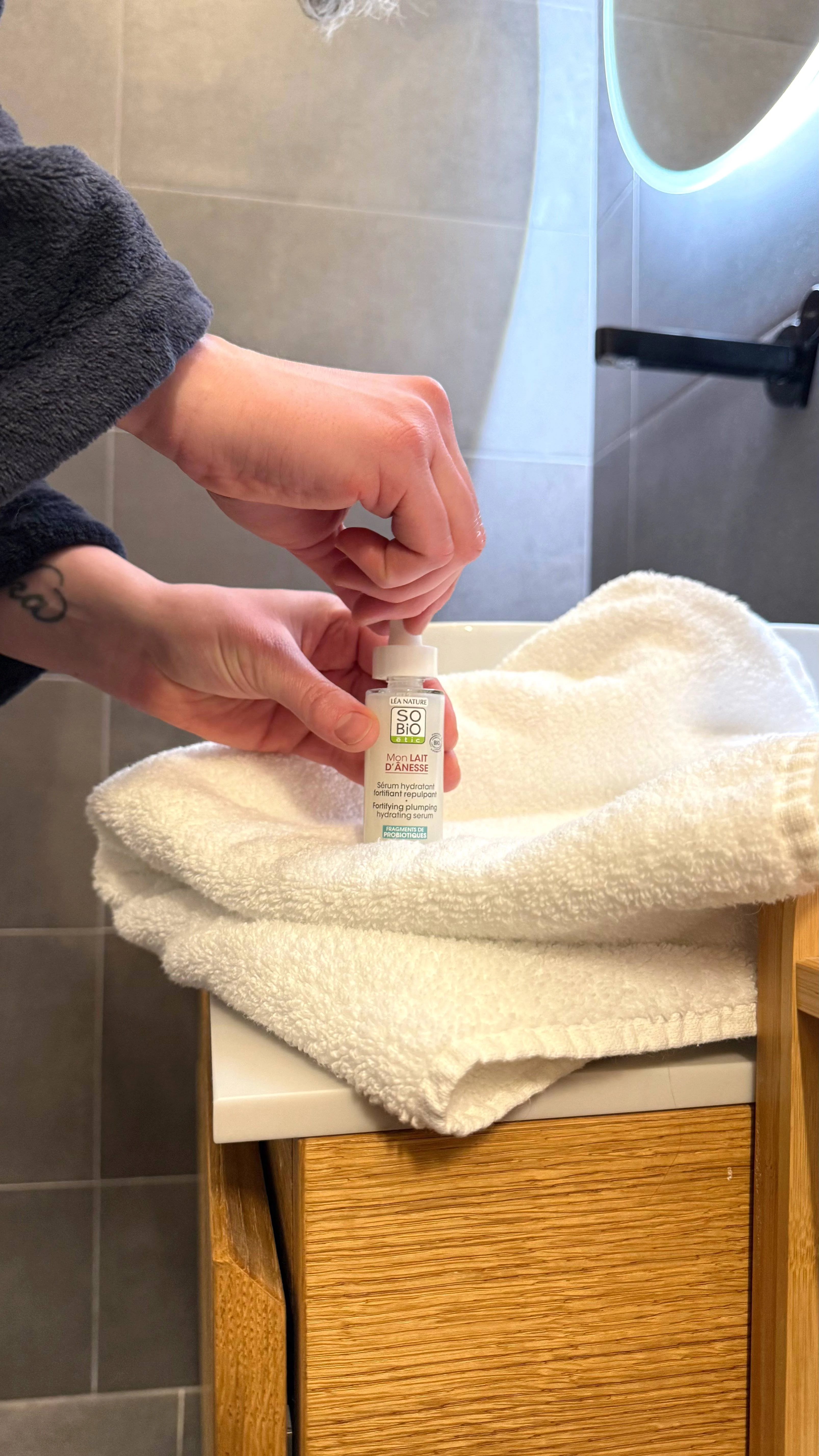 SO’BiO étic Wzmacniające serum nawilżające z ekologicznym mlekiem oślim (30 ml) - z kwasem hialuronowym