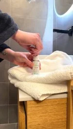SO’BiO étic Wzmacniające serum nawilżające z ekologicznym mlekiem oślim (30 ml) - z kwasem hialuronowym