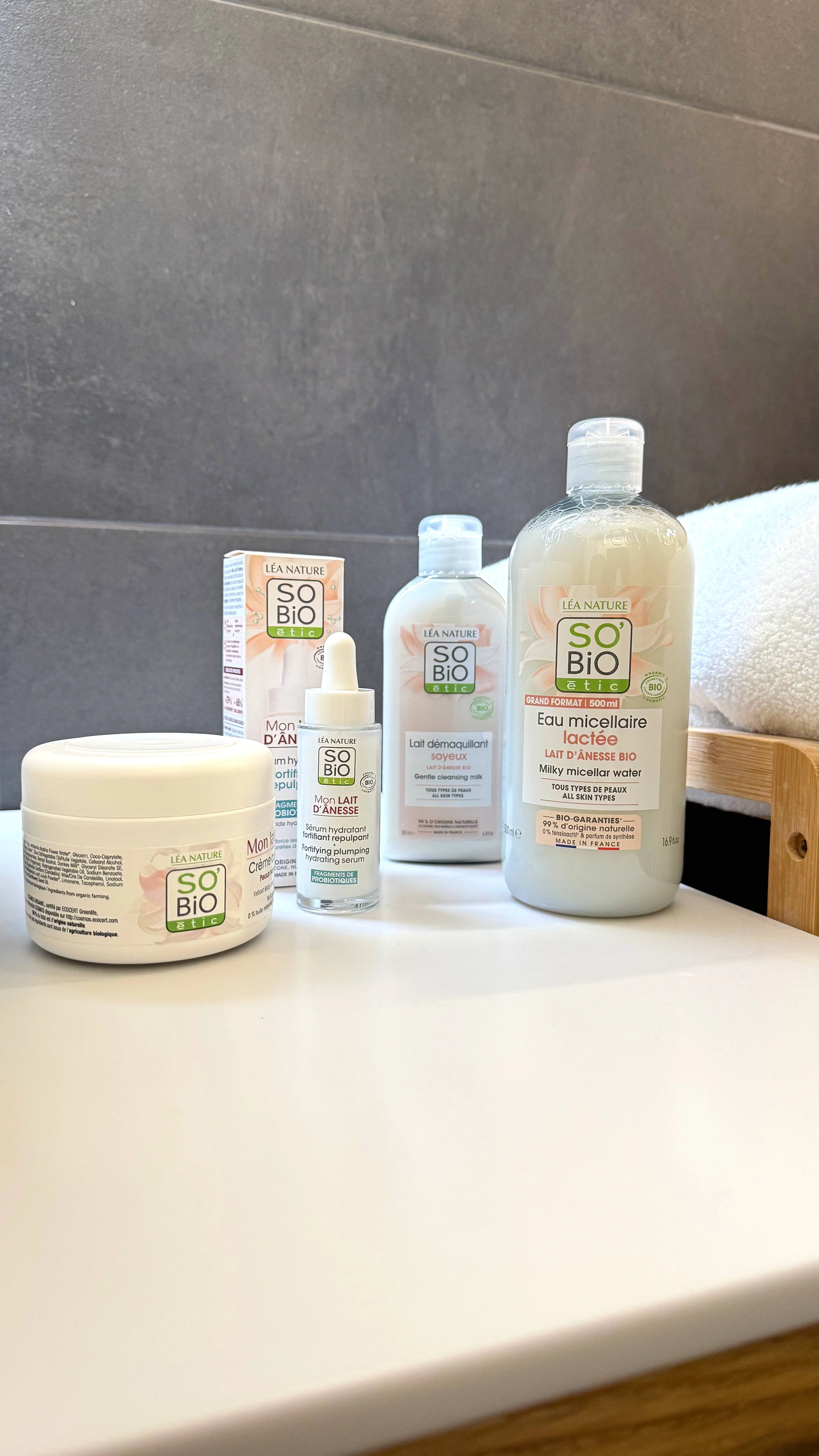 SO’BiO étic Wzmacniające serum nawilżające z ekologicznym mlekiem oślim (30 ml) - z kwasem hialuronowym