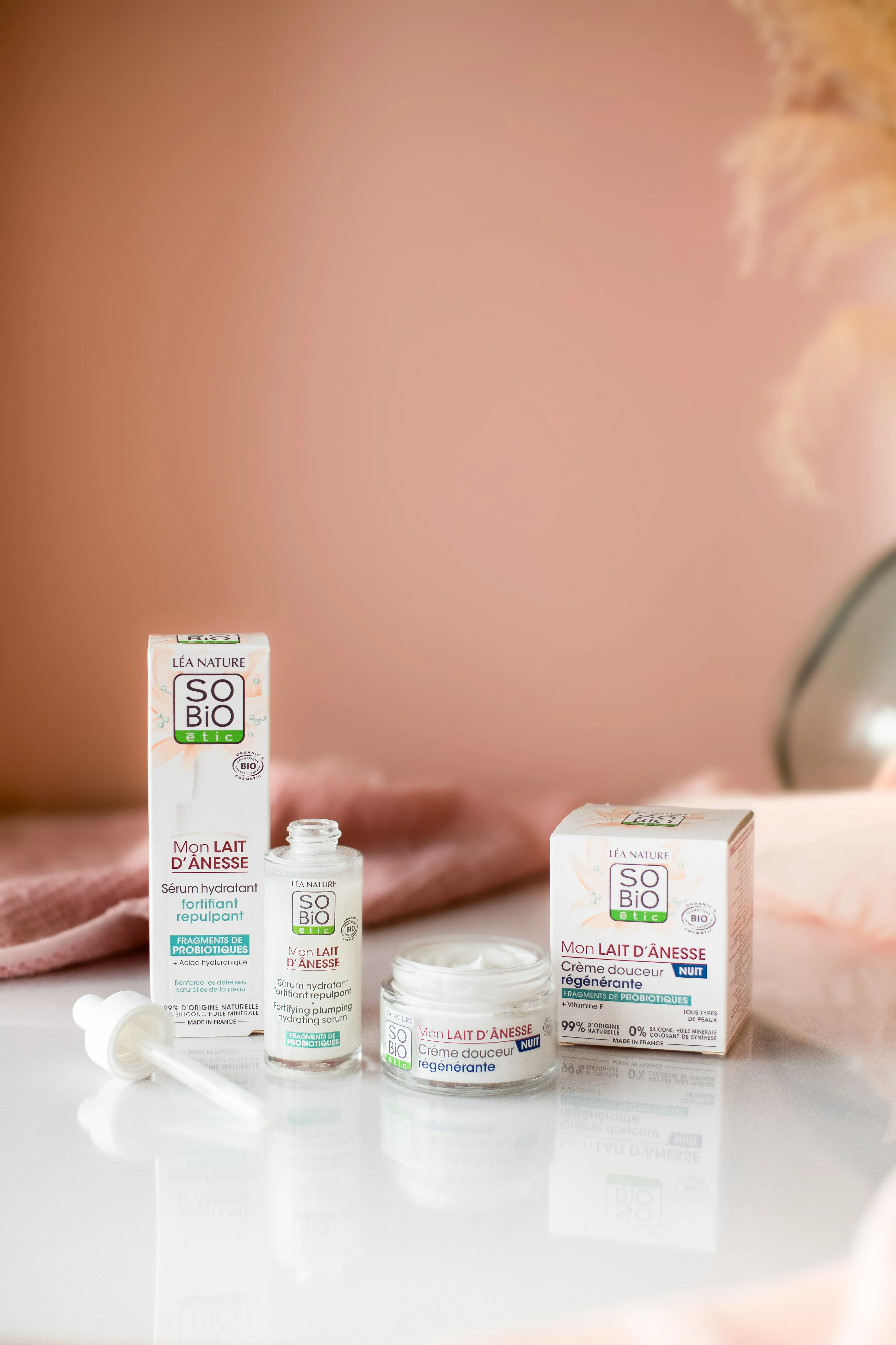SO’BiO étic Wzmacniające serum nawilżające z ekologicznym mlekiem oślim (30 ml) - z kwasem hialuronowym