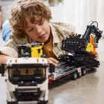 Technic 42175 Samochód ciężarowy Volvo FMX i elektryczna koparka Volvo EC230
