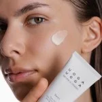 Uoga Uoga Delikatny peeling do twarzy z ekstraktem z pigwy Swirl (40 ml) - odpowiedni również dla skóry wrażliwej