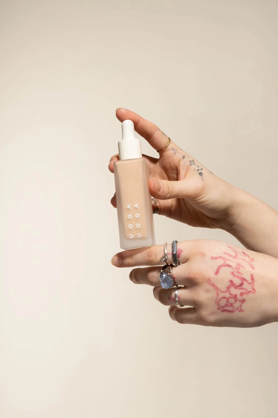 Uoga Uoga Płynny mineralny podkład i serum SPF 20 BIO (30 ml) 688 Reflecting Stars - nawilża i chroni cerę