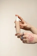 Uoga Uoga Płynny mineralny podkład i serum SPF 20 BIO (30 ml) 688 Reflecting Stars - nawilża i chroni cerę