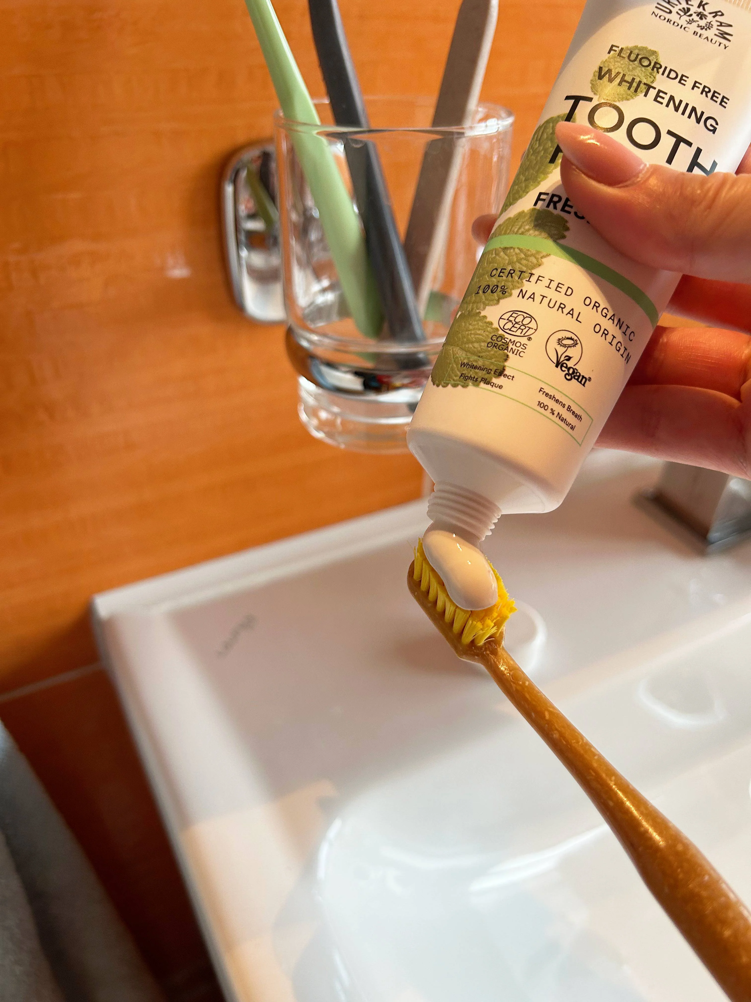 Urtekram Wybielająca pasta do zębów z miętą BIO (75 ml) - o świeżym miętowym smaku