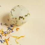 Velvety Kula do kąpieli z olejkiem z awokado i aloesem & trawa cytrynowa (50 g)