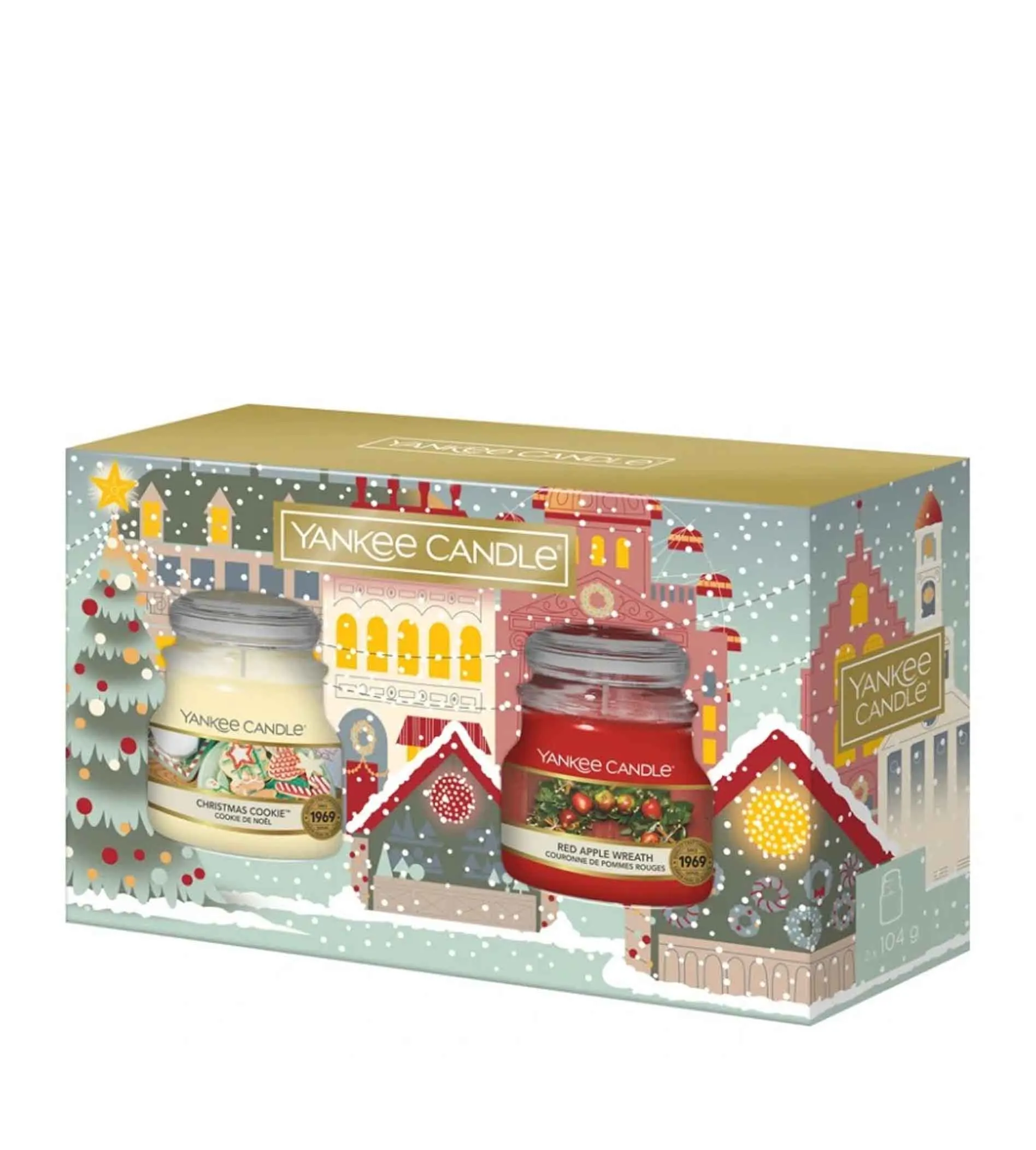 Passport to the Holidays zestaw prezentowy świeca zapachowa Christmas Cookie 104 g + świeca zapachowa Red Apple Wreath 104 g Christmas Cookie 104 g + Red Apple Wreath 104 g