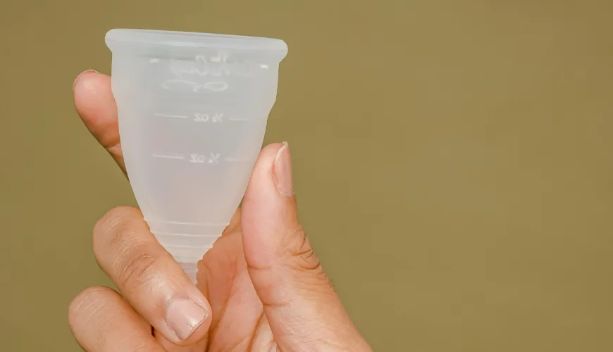 Dlaczego wybrać kubeczek menstruacyjny zamiast podpasek