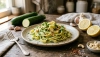 Spróbuj fettuccine alfredo z cukinii jako lżejszą alternatywę