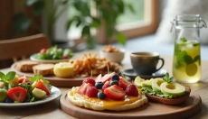 Brunch w domu można łatwo zorganizować, łącząc słodkie, słone i jedno ciepłe danie, które nasyci.