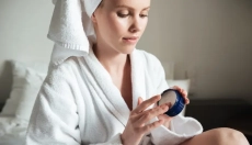 Czym jest mocznik i do czego jest używany, jeśli dokuczają Ci suche ręce, łuszcząca się skóra lub po