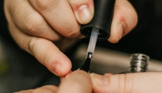 Co oznaczają pionowe rowki na twoich paznokciach?