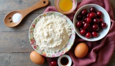 Puszyste ciasto z owocami w kubku, które pachnie latem