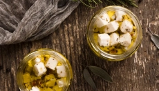 Wszystko, co musisz wiedzieć o domowym serze marynowanym