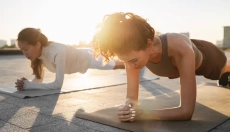 Plank to proste ćwiczenie, które wzmacnia środek ciała, gdy jest wykonywane prawidłowo.