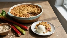 Rabarbarowy crumble z owsianą kruszonką nigdy nie zawiedzie