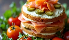 Słony tort na urodziny może być zarówno ozdobny, jak i smaczny.