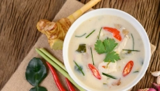 Przepis na Tom Kha Gai, który rozgrzeje i oczaruje swoim smakiem