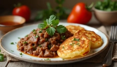 Wieprzowa mieszanka z plackami ziemniaczanymi zaskoczy nie tylko tradycyjnymi smakami