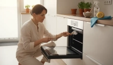 Łatwo pozbądź się brudu między szybami drzwiczek piekarnika