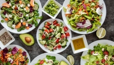 Inspiracje na lekkie sałatki warzywne na kolację