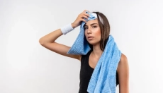 Co sygnalizuje kwaśny pot i jak sobie z nim radzić?