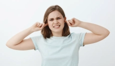 Jak poradzić sobie z zatkanym uchem z powodu kataru?